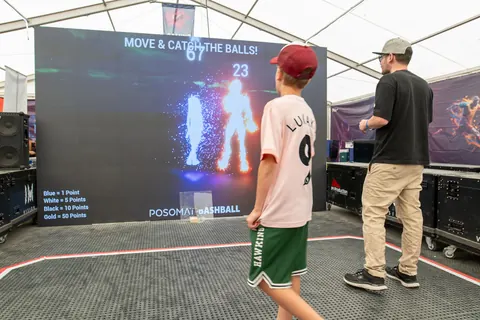 Bashball auf einer LED-Wand in einem Festivalzelt