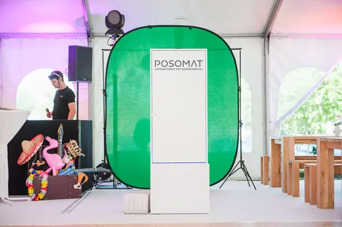 POSOMAT Fotobox vor einem grünen Greenscreenhintergrund