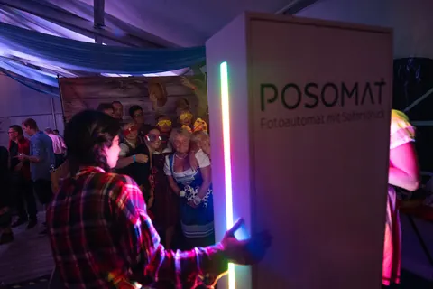 Gäste vor einem POSOMAT L3000 mit leuchtender RGB-LED-Leiste auf einer Party