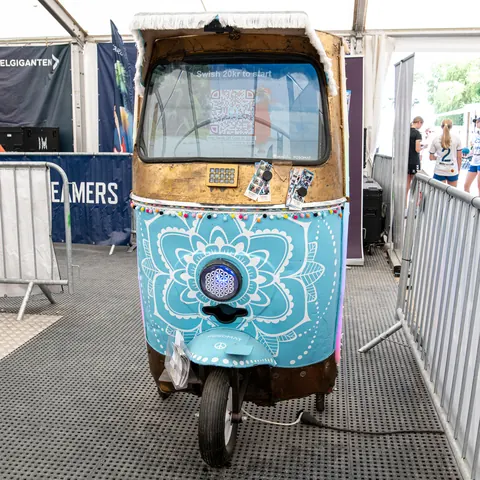 Bunt bemaltes Vintage Tuk Tuk, umgebaut zur POSOMAT AR-Fotobox, mit Bildschirm in der Frontscheibe