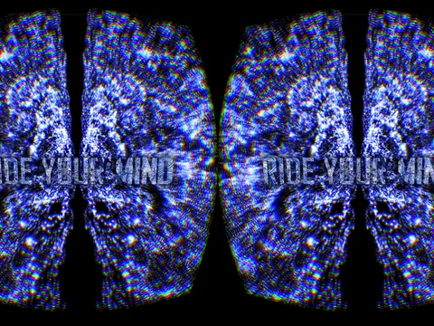 Farbige, spiegelsymmetrische Visualisierung von Gehirnaktivität mit dem Schriftzug Ride Your Mind