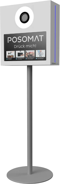 Der POSOMAT S1000 freigestellt: weißes Fotoboxgehäuse mit Kamera und Bildschirm auf einem Edelstahl-Standfuß